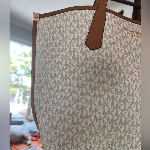 Michael Kors Cream LARGE  Jane Tote with Tan Leather Trim LIKE NEW! - Picture 10 of 12